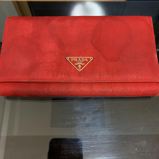 PRADA(プラダ)のPRADA サフィアーノ(三角プレート)長財布 赤色 レディースのファッション小物(財布)の商品写真