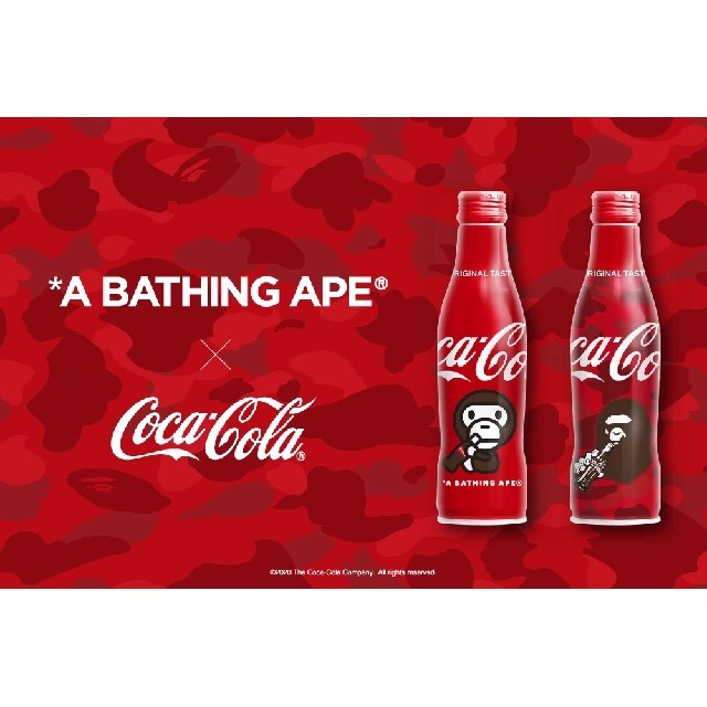 A BATHING APE(アベイシングエイプ)のコカコーラ X BAPE 2020年 デザイン スリムボトル 250ml×2 食品/飲料/酒の飲料(ソフトドリンク)の商品写真