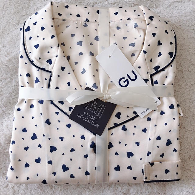 GU(ジーユー)の新品　GUサテンハート柄パジャマ　Mサイズ レディースのルームウェア/パジャマ(パジャマ)の商品写真