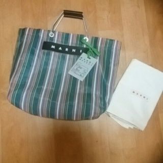 マルニ(Marni)の美品　マルニ、ピクニックトートBagメッシュグリーンXピンク保存袋付(かごバッグ/ストローバッグ)