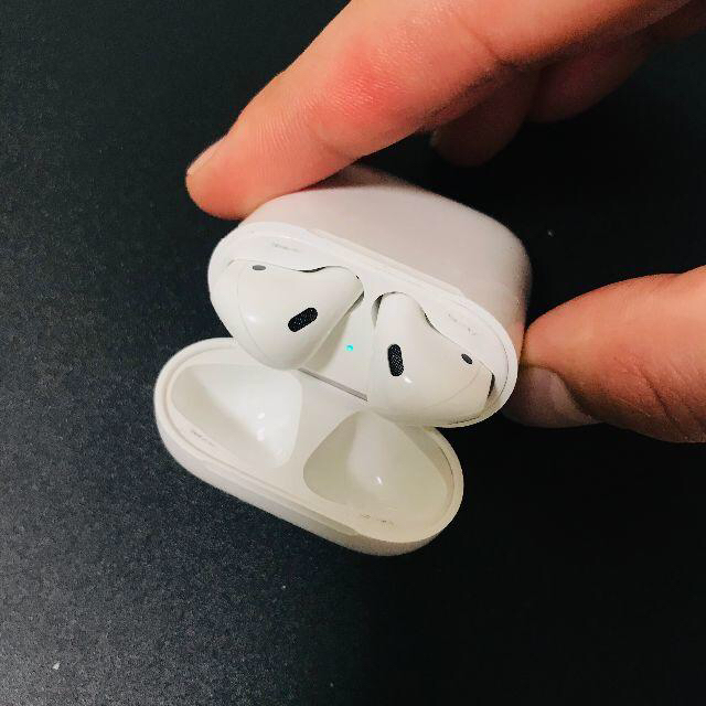 Apple(アップル)のApple AirPods エアポッズ 第1世代 スマホ/家電/カメラのオーディオ機器(ヘッドフォン/イヤフォン)の商品写真