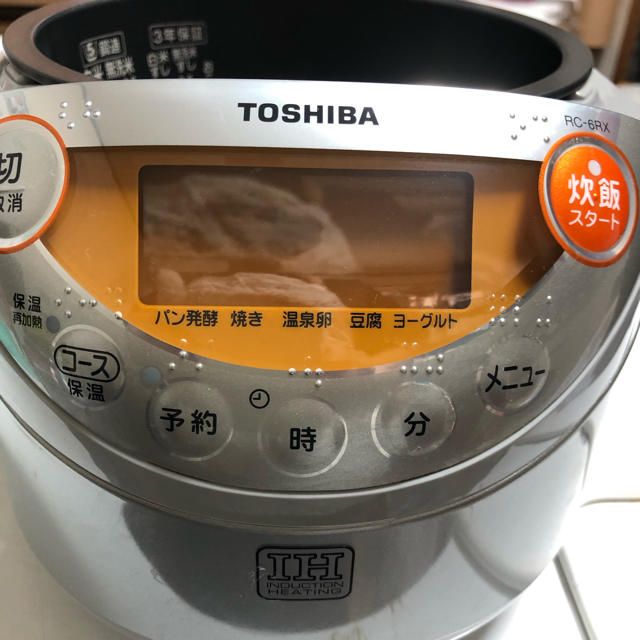 東芝(トウシバ)のTOSHIBA IH保温釜　RC-6RX 3.5合炊 スマホ/家電/カメラの調理家電(炊飯器)の商品写真