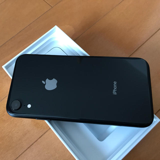 iPhone(アイフォーン)のiPhone XR Black 64GB au SIMフリー スマホ/家電/カメラのスマートフォン/携帯電話(スマートフォン本体)の商品写真