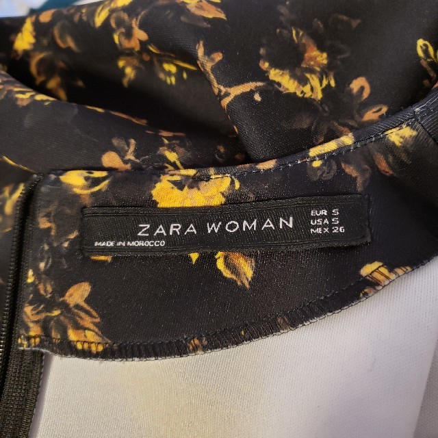 ZARA(ザラ)のZARA WOMAN ワンピース 袖あり 黒 黄色花柄  M レディースのワンピース(ひざ丈ワンピース)の商品写真