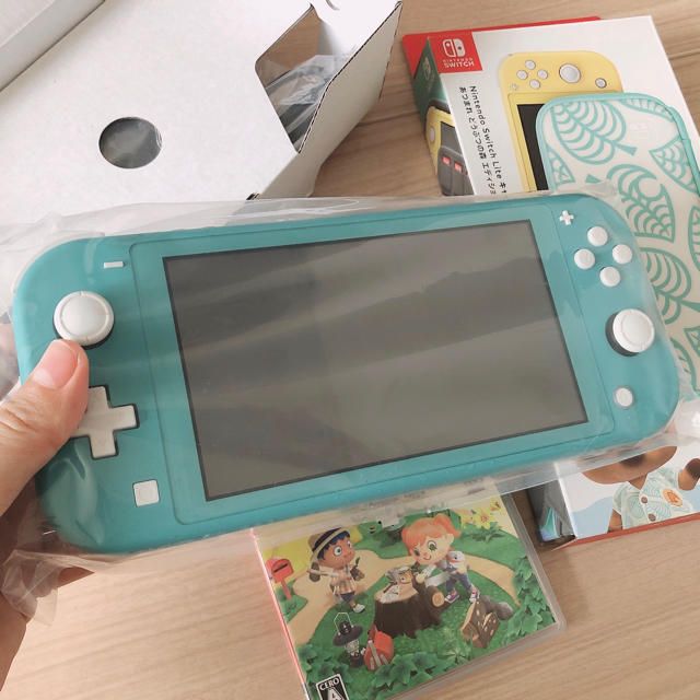 Nintendo Switch(ニンテンドースイッチ)のSwitchライト＋どうぶつの森 エンタメ/ホビーのゲームソフト/ゲーム機本体(家庭用ゲーム機本体)の商品写真