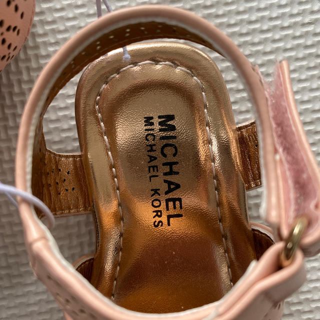 Michael Kors(マイケルコース)のサンダル　マイケルコース　新品未使用 キッズ/ベビー/マタニティのベビー靴/シューズ(~14cm)(サンダル)の商品写真