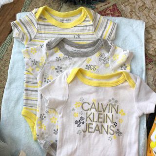 カルバンクライン(Calvin Klein)のCalvin Klein JEANS 0〜3M ボディー ロンパース(ロンパース)