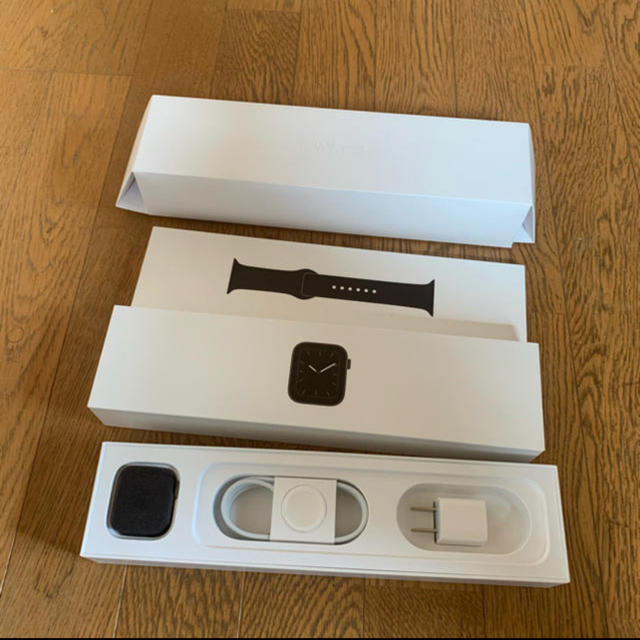 美品Apple Watch series5 40ミリGPSアルミのサムネイル