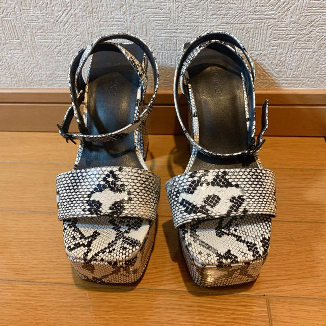 EMODA(エモダ)のエモダ パイソン ヒールサンダル M レディースの靴/シューズ(サンダル)の商品写真