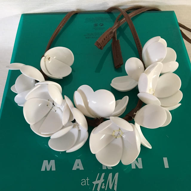 Marni(マルニ)の激レア★マルニ MARNI お花ネックレス 白★H&Mコラボ レディースのアクセサリー(ネックレス)の商品写真