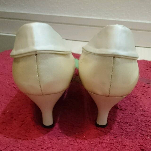 白パールパンプス レディースの靴/シューズ(ハイヒール/パンプス)の商品写真