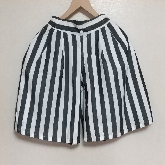 GU(ジーユー)の新品 GU ガールズ ストライプ ワイドパンツ 140 ガウチョ ジーユー☆ キッズ/ベビー/マタニティのキッズ服女の子用(90cm~)(スカート)の商品写真