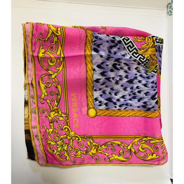 VERSACE(ヴェルサーチ)のVERSACE ヴェルサーチ　シルクスカーフ レディースのファッション小物(バンダナ/スカーフ)の商品写真