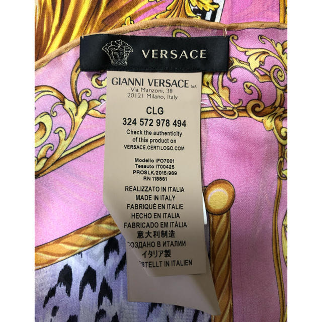 VERSACE(ヴェルサーチ)のVERSACE ヴェルサーチ　シルクスカーフ レディースのファッション小物(バンダナ/スカーフ)の商品写真