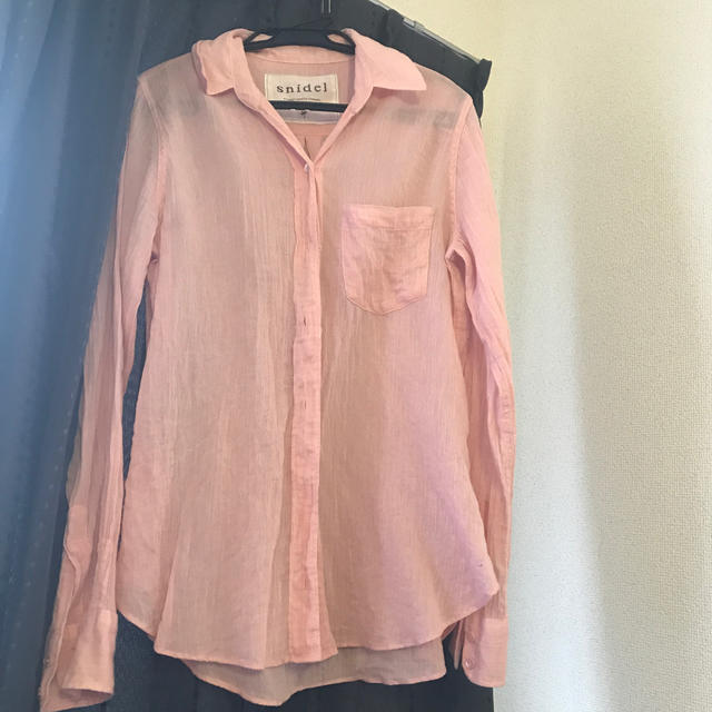 SNIDEL(スナイデル)の美品　雑誌掲載　スナイデル　ピンクのシャツ　1枚で映える レディースのトップス(シャツ/ブラウス(長袖/七分))の商品写真