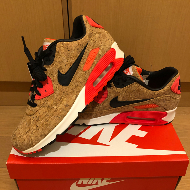 NIKE(ナイキ)の新品  NIKE AIR MAX 90 CORK  ANNIVERSARY  メンズの靴/シューズ(スニーカー)の商品写真