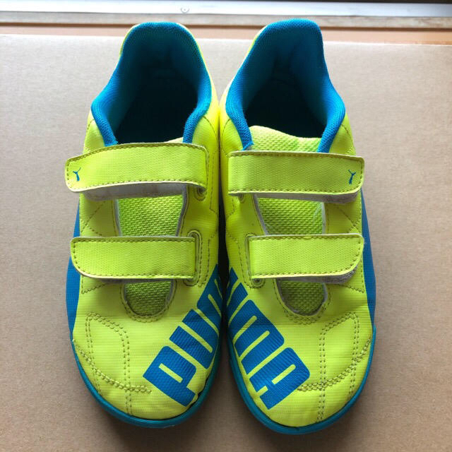 PUMA(プーマ)の★お値下げ中★PUMA サッカーシューズ　21.5cm スポーツ/アウトドアのサッカー/フットサル(シューズ)の商品写真