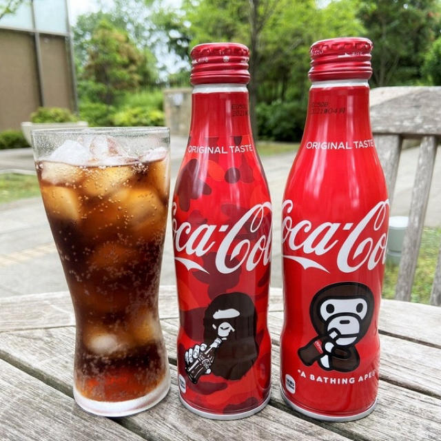 A BATHING APE(アベイシングエイプ)のBAPE × COCA COLA 2本セット 食品/飲料/酒の飲料(ソフトドリンク)の商品写真