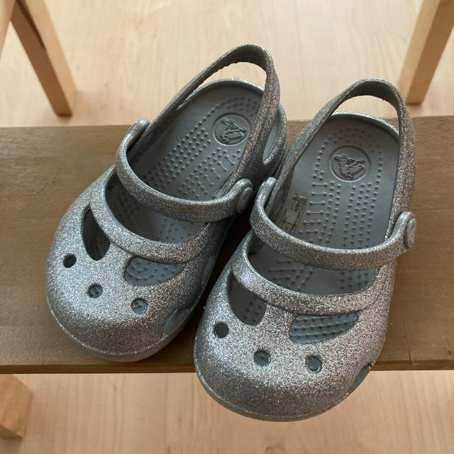 crocs(クロックス)のクロックス　キッズ　サンダル　14cm  シルバー　ストラップ キッズ/ベビー/マタニティのベビー靴/シューズ(~14cm)(サンダル)の商品写真