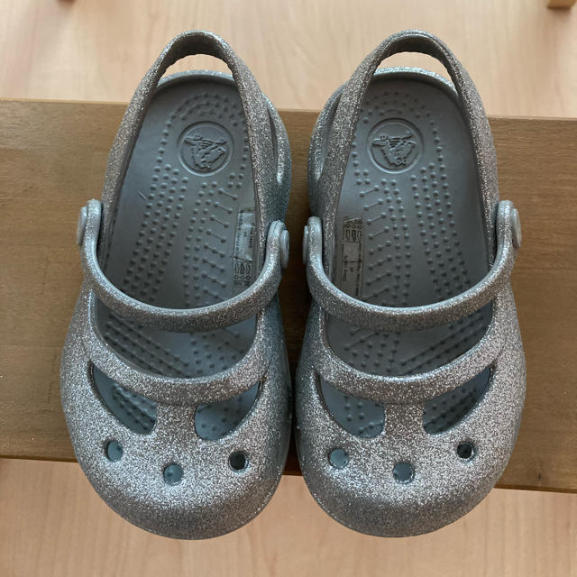 crocs(クロックス)のクロックス　キッズ　サンダル　14cm  シルバー　ストラップ キッズ/ベビー/マタニティのベビー靴/シューズ(~14cm)(サンダル)の商品写真