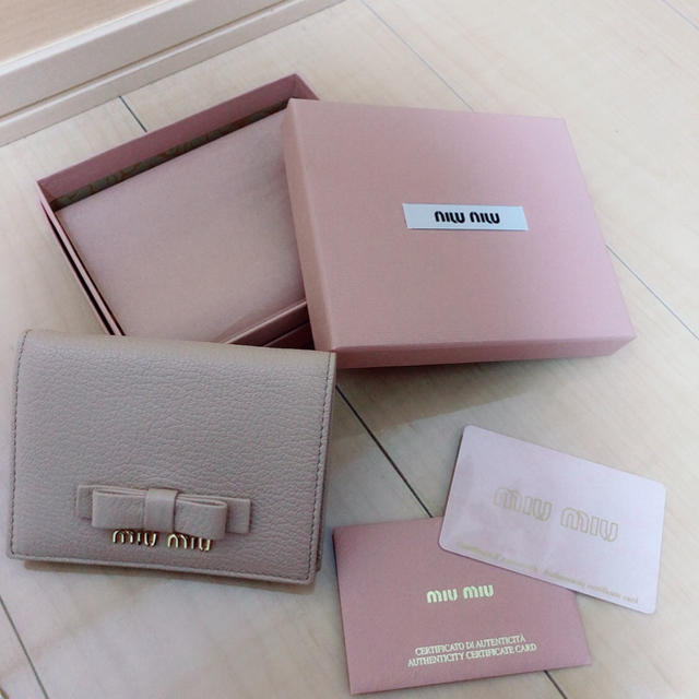 MIUMIU二つ折り財布