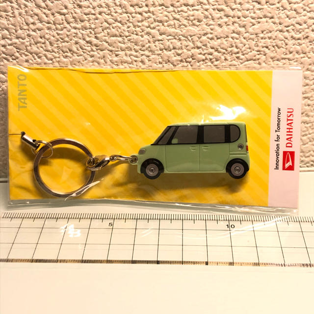 ダイハツ(ダイハツ)の最安値(非売品) DAIHATSU タント キーホルダー エンタメ/ホビーのおもちゃ/ぬいぐるみ(ミニカー)の商品写真