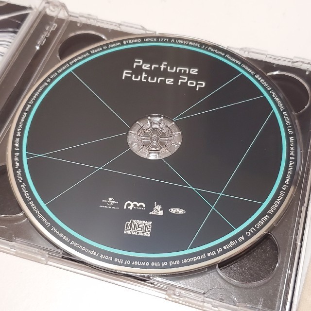 UNIVERSAL ENTERTAINMENT(ユニバーサルエンターテインメント)のPerfume　アルバム　future pop エンタメ/ホビーのCD(ポップス/ロック(邦楽))の商品写真