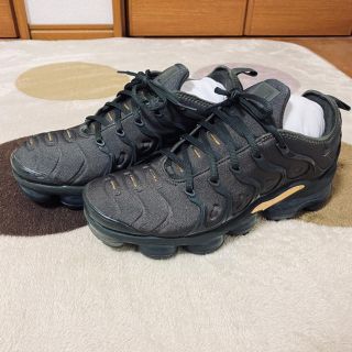 ナイキ(NIKE)のNike AIR VAPOR MAX PLUS カーキ/ゴールド　27cm(スニーカー)