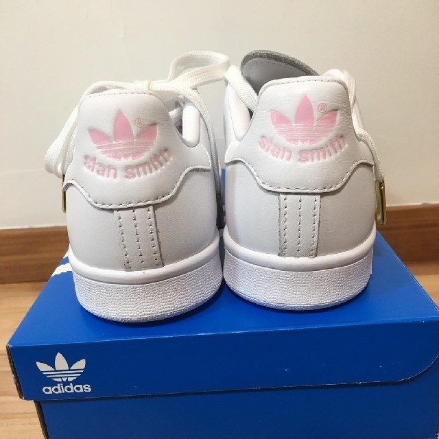 adidas(アディダス)の【新品】adidas スタンスミスハート（ホワイト:23.5㎝） レディースの靴/シューズ(スニーカー)の商品写真