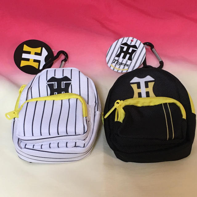 阪神タイガース(ハンシンタイガース)の開幕間近！新品 阪神タイガース ミニリュック×2 小物 カラビナ付き プロ野球 スポーツ/アウトドアの野球(応援グッズ)の商品写真