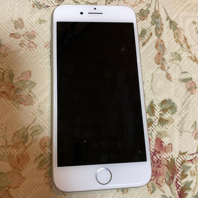 Apple(アップル)のiPhone8 シルバー　64GB SIMフリー スマホ/家電/カメラのスマートフォン/携帯電話(スマートフォン本体)の商品写真