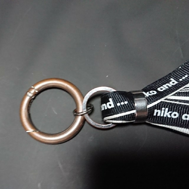 niko and...(ニコアンド)のニコアンド キーホルダー 黒白 レディースのファッション小物(キーホルダー)の商品写真