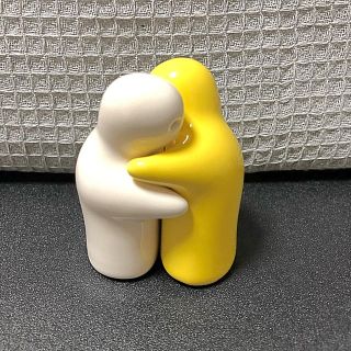 ★新品未使用品☆塩コショウ入れ★hug☆陶器(テーブル用品)