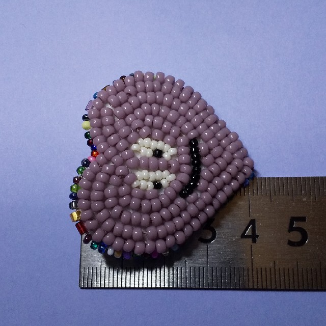 ハート【バッチ/ブローチ/ビーズ刺繍/ハンドメイド】 ハンドメイドのアクセサリー(コサージュ/ブローチ)の商品写真