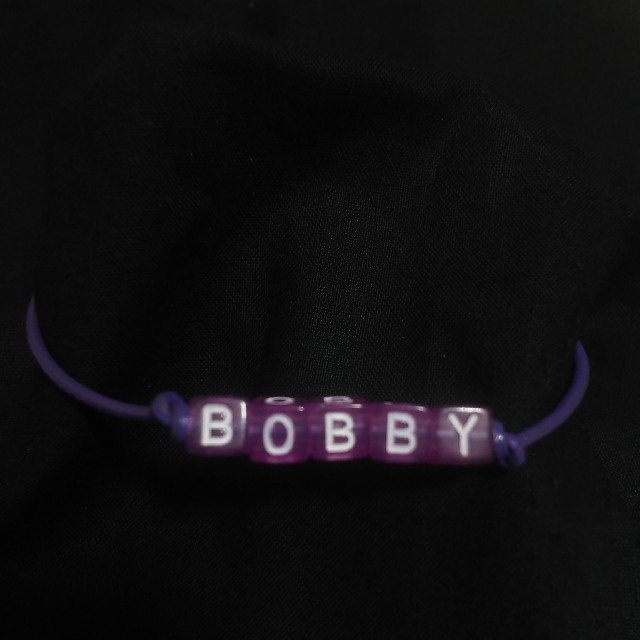 iKON(アイコン)の💜iKON BOBBY 文字ブレスレット/革ひも 💜バビちゃん エンタメ/ホビーのタレントグッズ(アイドルグッズ)の商品写真