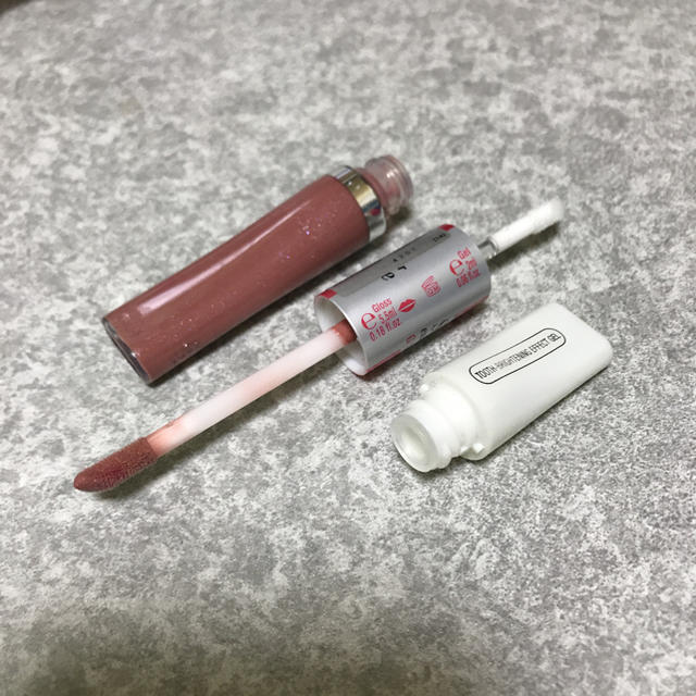 bourjois(ブルジョワ)のブルジョワ 06 グロス（新品未使用） コスメ/美容のベースメイク/化粧品(リップグロス)の商品写真