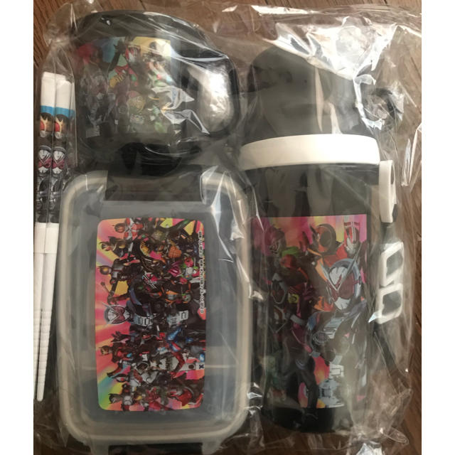 BANDAI(バンダイ)の仮面ライダー お弁当箱セット 限定品 弁当箱 お箸 コップ 水筒 新品未使用 インテリア/住まい/日用品のキッチン/食器(弁当用品)の商品写真