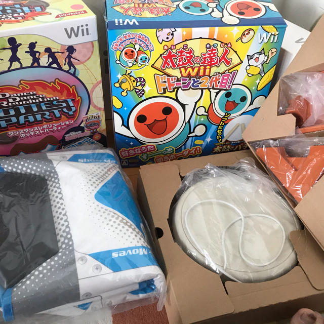 Wii(ウィー)の【一時値下げ】Wii 本体 Fit  ダンスレボ　太鼓の達人　カラオケ セット エンタメ/ホビーのゲームソフト/ゲーム機本体(家庭用ゲームソフト)の商品写真