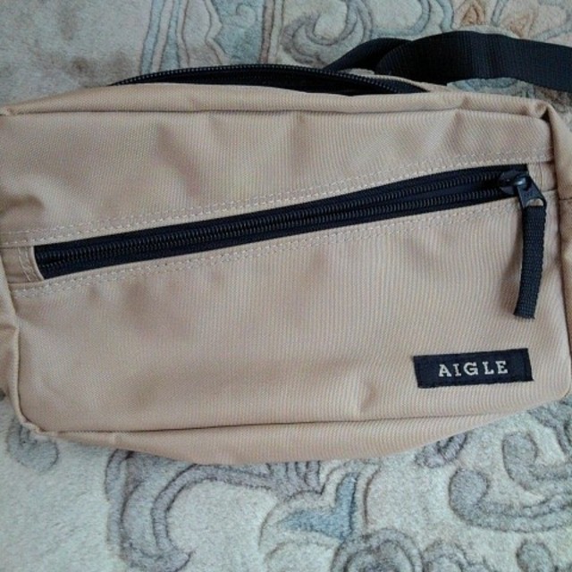 AIGLE(エーグル)のAIGLEウエストポーチベージュ メンズのバッグ(ウエストポーチ)の商品写真