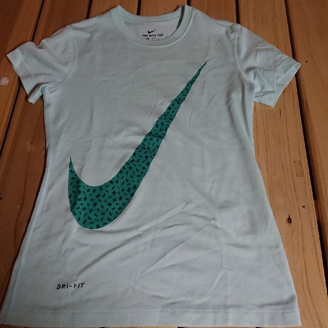 NIKE(ナイキ)のNIKE Ｔシャツ140 キッズ/ベビー/マタニティのキッズ服女の子用(90cm~)(Tシャツ/カットソー)の商品写真