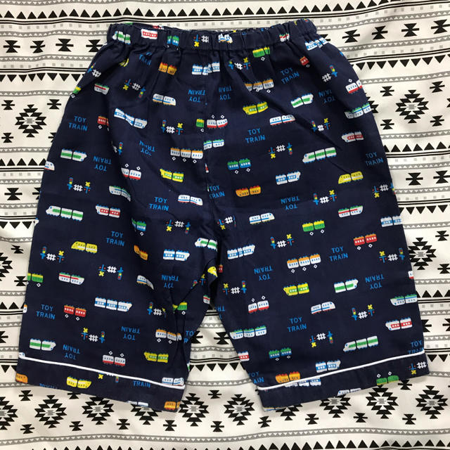 未使用品　電車柄パジャマ110 キッズ/ベビー/マタニティのキッズ服男の子用(90cm~)(パジャマ)の商品写真