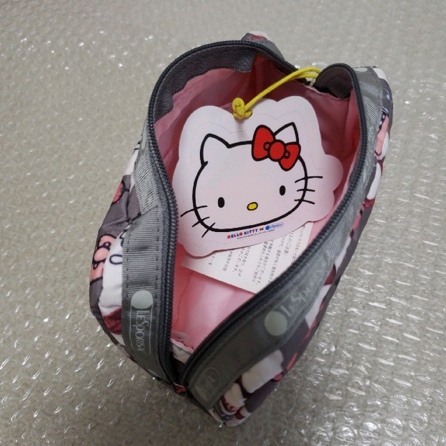 LeSportsac(レスポートサック)の新品　タグ付き　HELLO  KITTY×LeSportsac コラボポーチ エンタメ/ホビーのおもちゃ/ぬいぐるみ(キャラクターグッズ)の商品写真