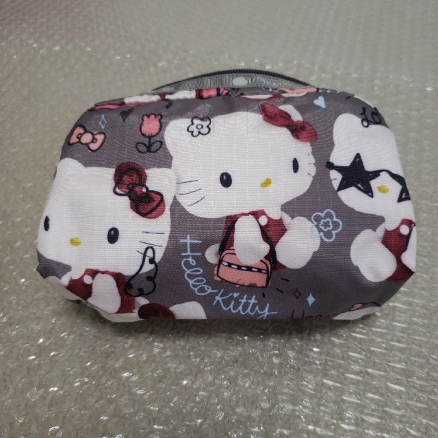 LeSportsac(レスポートサック)の新品　タグ付き　HELLO  KITTY×LeSportsac コラボポーチ エンタメ/ホビーのおもちゃ/ぬいぐるみ(キャラクターグッズ)の商品写真