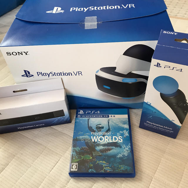 PlayStation VR(プレイステーションヴィーアール)のPlayStationVR&カメラ&move&ソフト１本 エンタメ/ホビーのゲームソフト/ゲーム機本体(家庭用ゲーム機本体)の商品写真