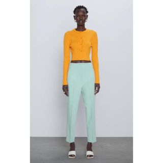 ザラ(ZARA)の【新品未使用】ZARA ハイウエストパンツ　ウォーターグリーン　Sサイズ(クロップドパンツ)