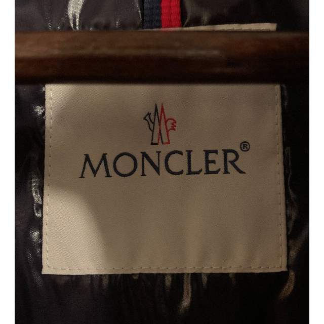 MONCLER(モンクレール)のMONCLER   フロントロゴワッペン ジップダウン ベスト レディースのジャケット/アウター(ダウンベスト)の商品写真