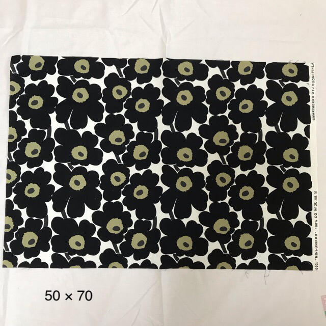 marimekko(マリメッコ)のマリメッコ ウニッコ ミニウニッコ 生地 黒 ハンドメイドの素材/材料(生地/糸)の商品写真