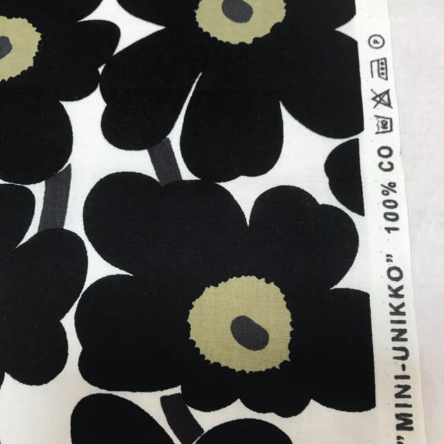 marimekko(マリメッコ)のマリメッコ ウニッコ ミニウニッコ 生地 黒 ハンドメイドの素材/材料(生地/糸)の商品写真