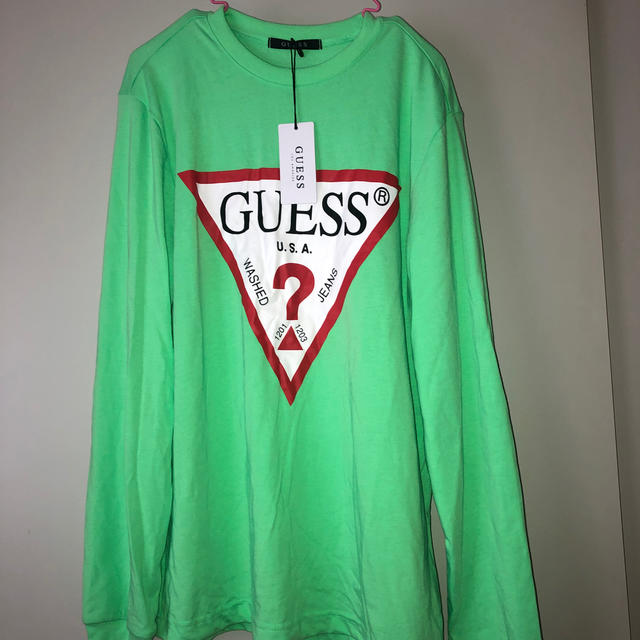 GUESS(ゲス)のGUESS ネオングリーン　ロンT 新品未使用 レディースのトップス(カットソー(長袖/七分))の商品写真