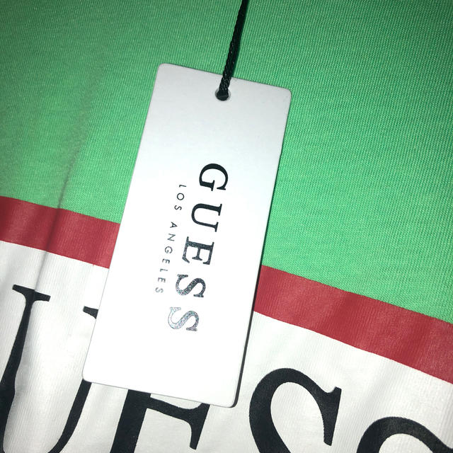 GUESS(ゲス)のGUESS ネオングリーン　ロンT 新品未使用 レディースのトップス(カットソー(長袖/七分))の商品写真